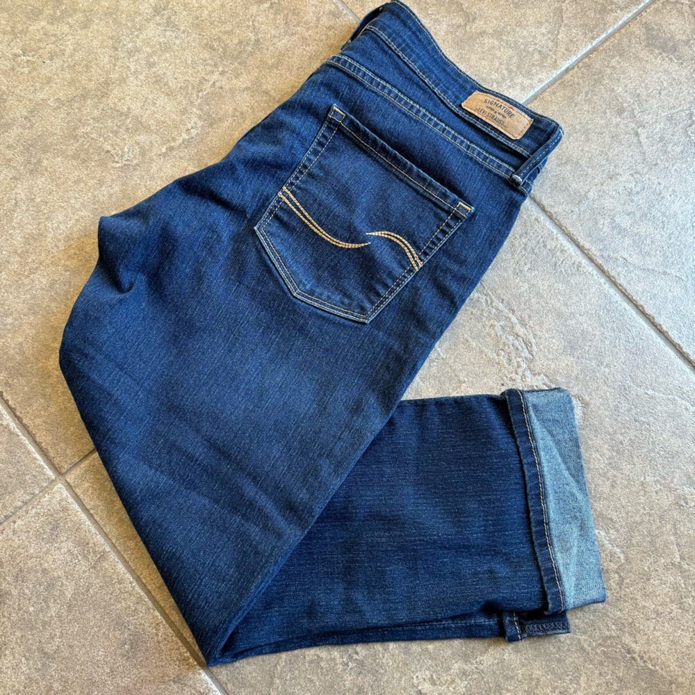 Like New -Levi Signature Modern Capri - Picture 3 of 13